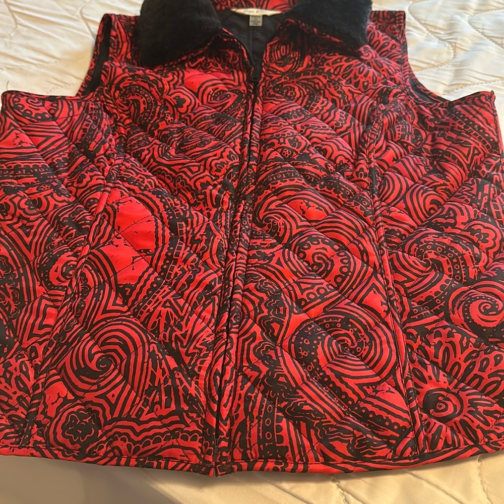 Petite misses red/black print fashion vest by Onque Petites. Very lighweight.